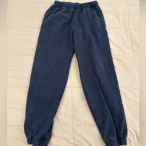 Brandy Melville John Galt Sweatpants in navy blue.
Only size, great condition 💙
